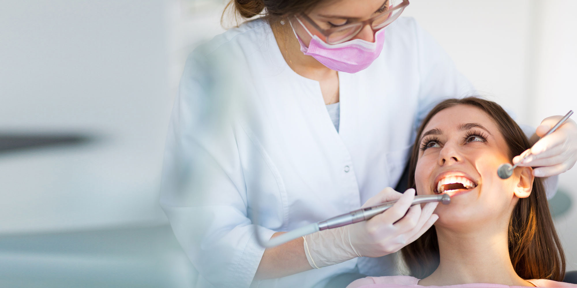 patient smiling after cavity-undergoing-procedure